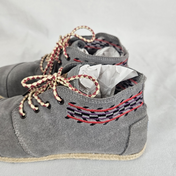 Toms Embroidered Grey Suede Desert Boot Moccasin Size 9.5 - Picture 7 of 11